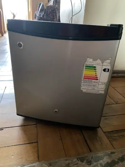 Mini refrigerador GE en buen estado - miniatura 1