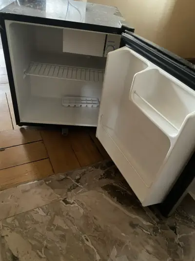 Mini refrigerador GE en buen estado - miniatura 2