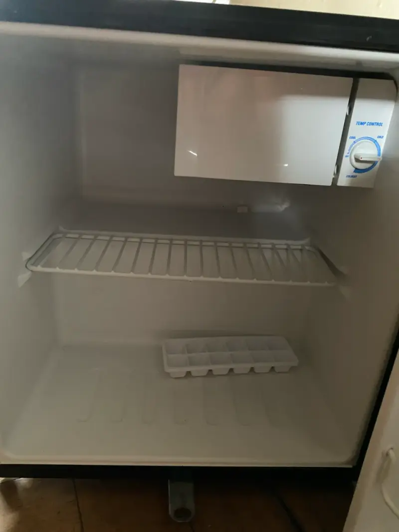 Mini refrigerador GE en buen estado - 3
