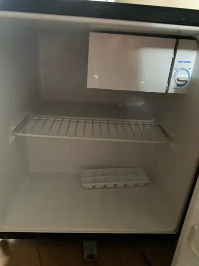 Mini refrigerador GE en buen estado - miniatura 3