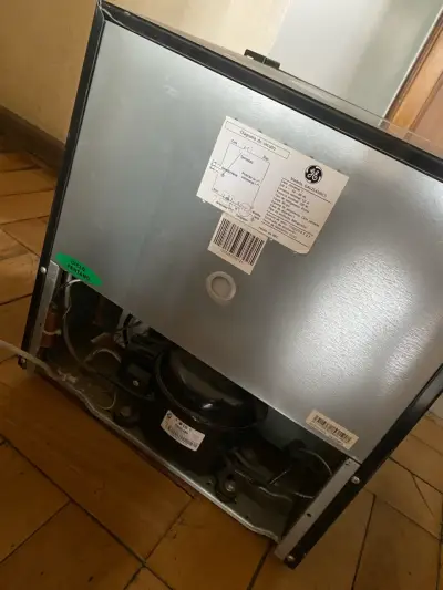 Mini refrigerador GE en buen estado - miniatura 4