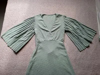 Vestido largo verde pastel con mangas plisadas - miniatura 1