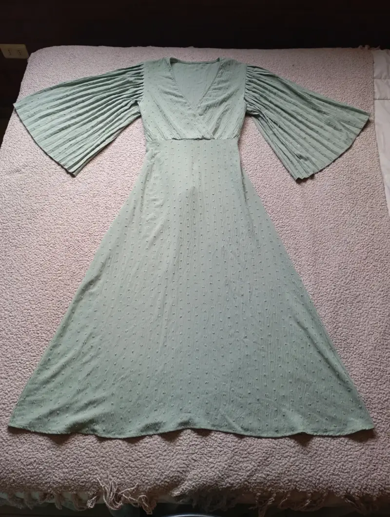 Vestido largo verde pastel con mangas plisadas - 2