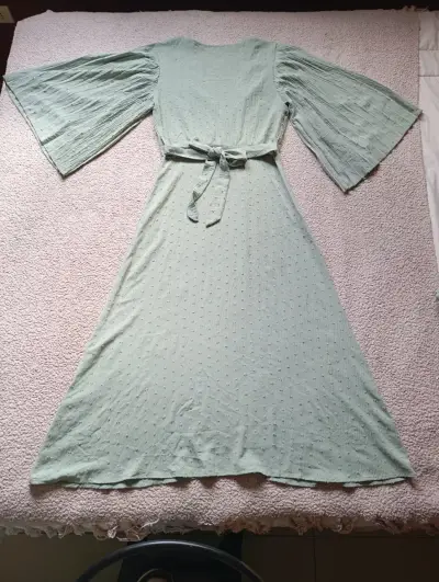 Vestido largo verde pastel con mangas plisadas - miniatura 3