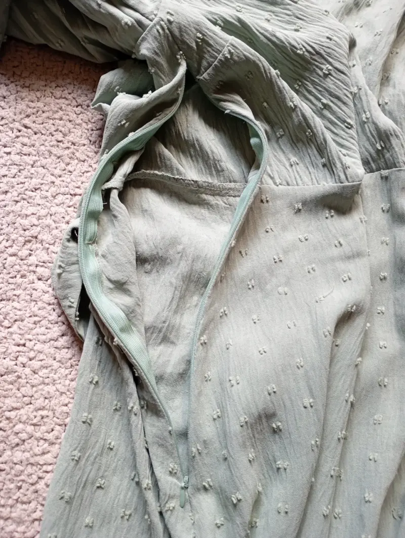 Vestido largo verde pastel con mangas plisadas - 4