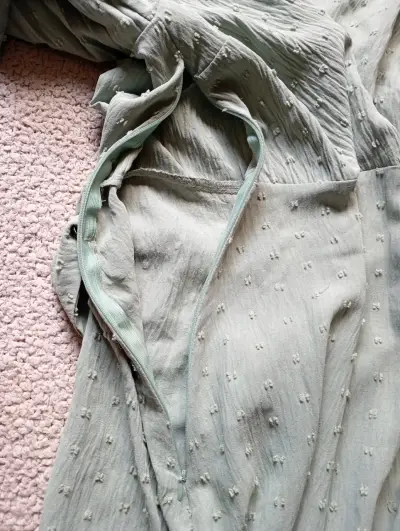 Vestido largo verde pastel con mangas plisadas - miniatura 4