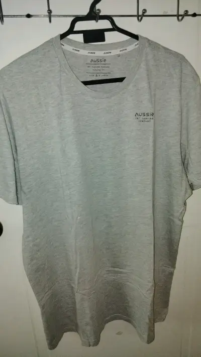 Polera gris Aussie con diseño de playa - miniatura 1