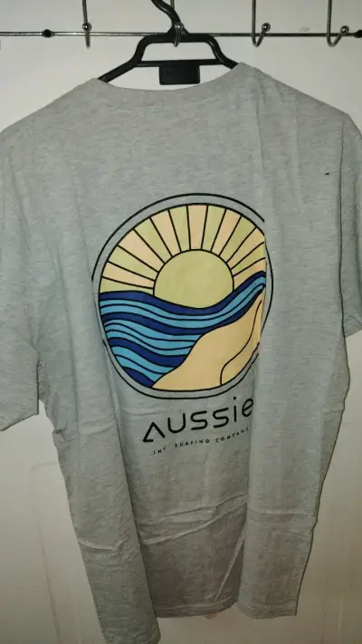Polera gris Aussie con diseño de playa - miniatura 2