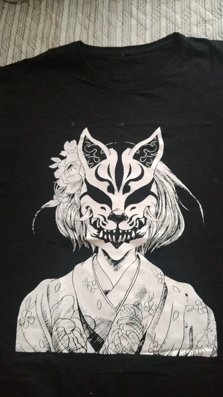 Polera negra con diseño de máscara kitsune - 1