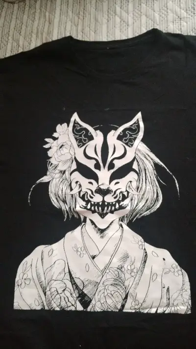 Polera negra con diseño de máscara kitsune - miniatura 1