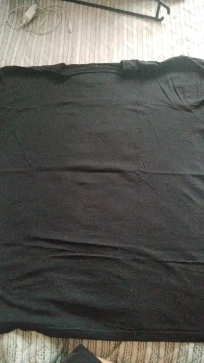 Polera negra con diseño de máscara kitsune - miniatura 2