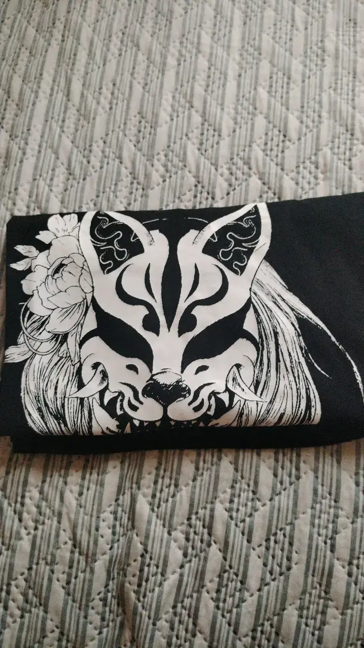 Polera negra con diseño de máscara kitsune - 3
