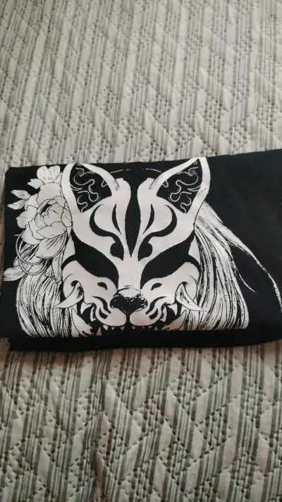 Polera negra con diseño de máscara kitsune - miniatura 3