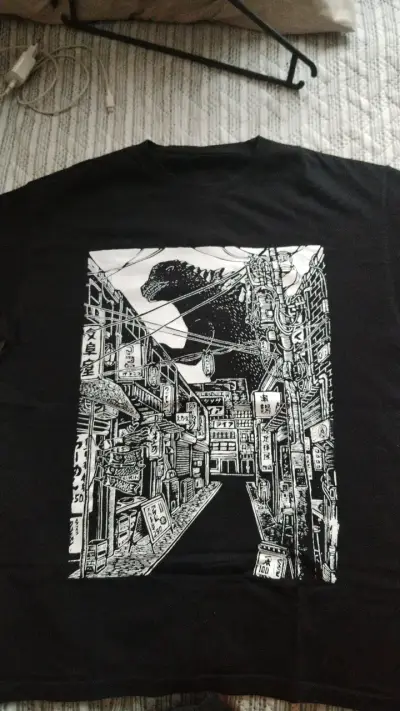 Polera negra con diseño de Godzilla - miniatura 1