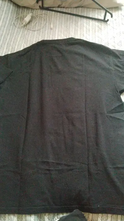 Polera negra con diseño de Godzilla - miniatura 2