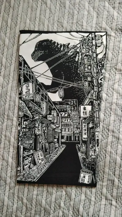 Polera negra con diseño de Godzilla - miniatura 3