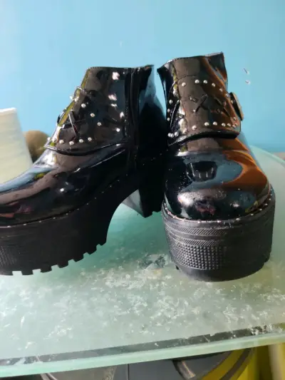 Botines de charol negro con plataforma y hebilla - miniatura 1