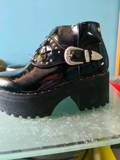 Botines de charol negro con plataforma y hebilla - miniatura 2