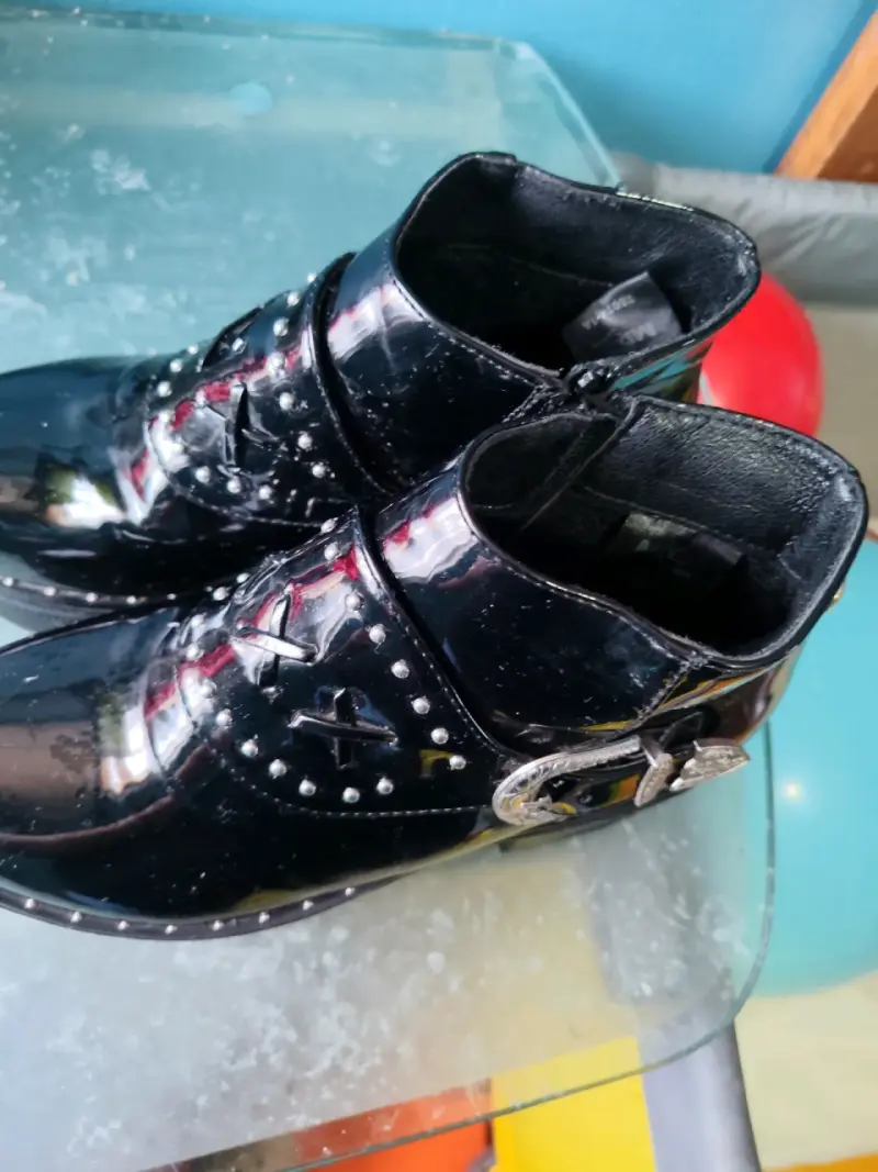 Botines de charol negro con plataforma y hebilla - 3