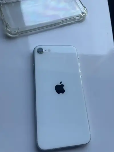 iPhone SE 2020 en buen estado con funda - miniatura 4