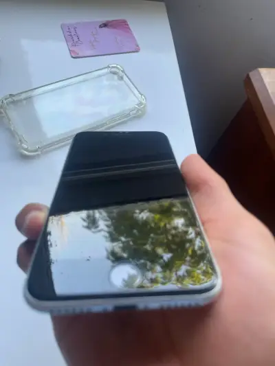 iPhone SE 2020 en buen estado con funda - miniatura 5
