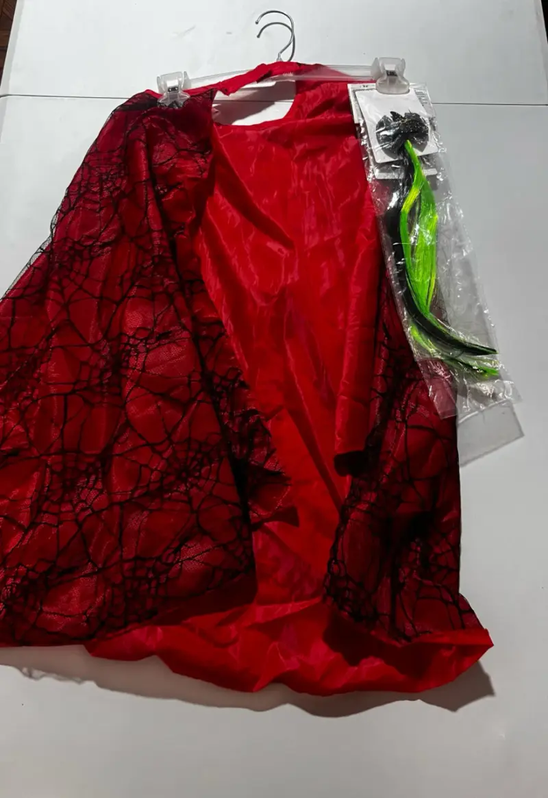 Capa roja con diseño de telaraña para disfraz