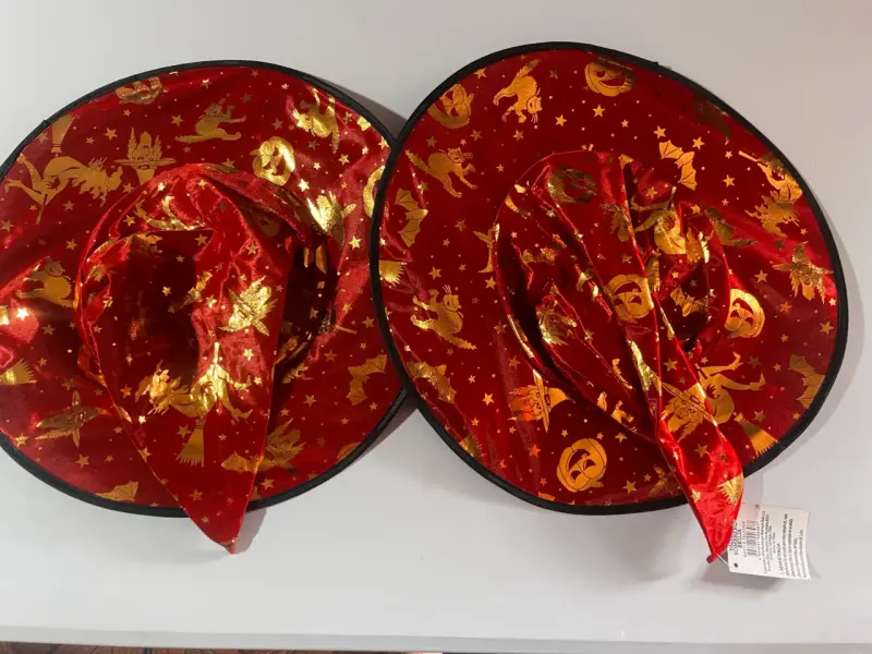 Sombrero de Bruja Rojo con Estampado Dorado
