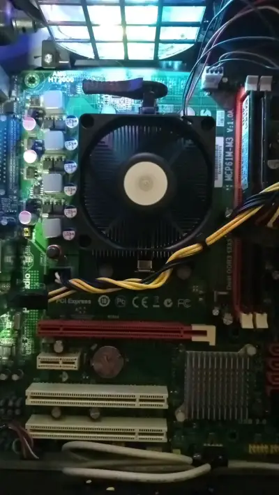 Placa madre MCP61M-M3 V : 1 AMD Athlon II X4 640 - miniatura 1