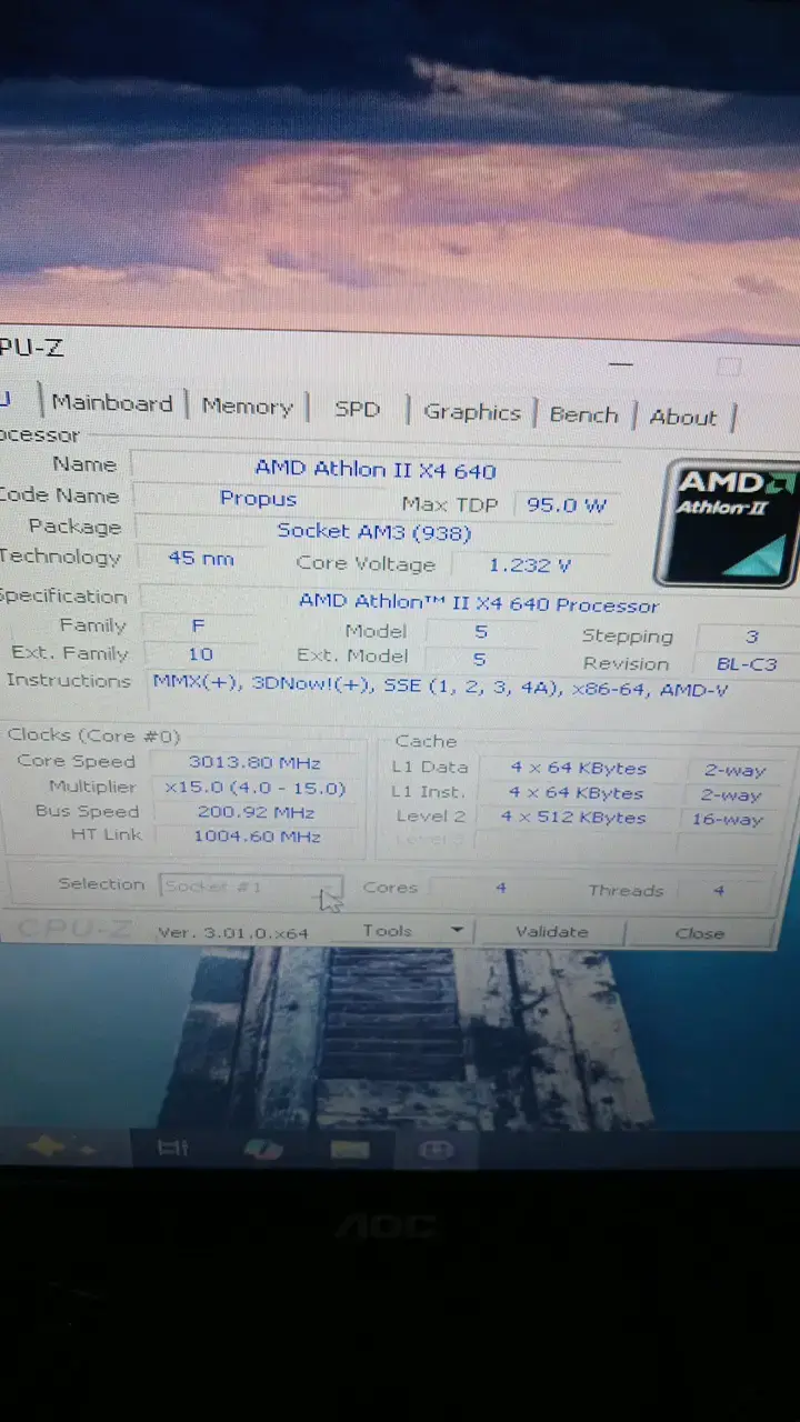 Placa madre MCP61M-M3 V : 1 AMD Athlon II X4 640 - 2