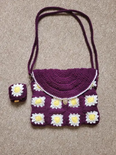 Cartera tejida a crochet con diseño floral - miniatura 1