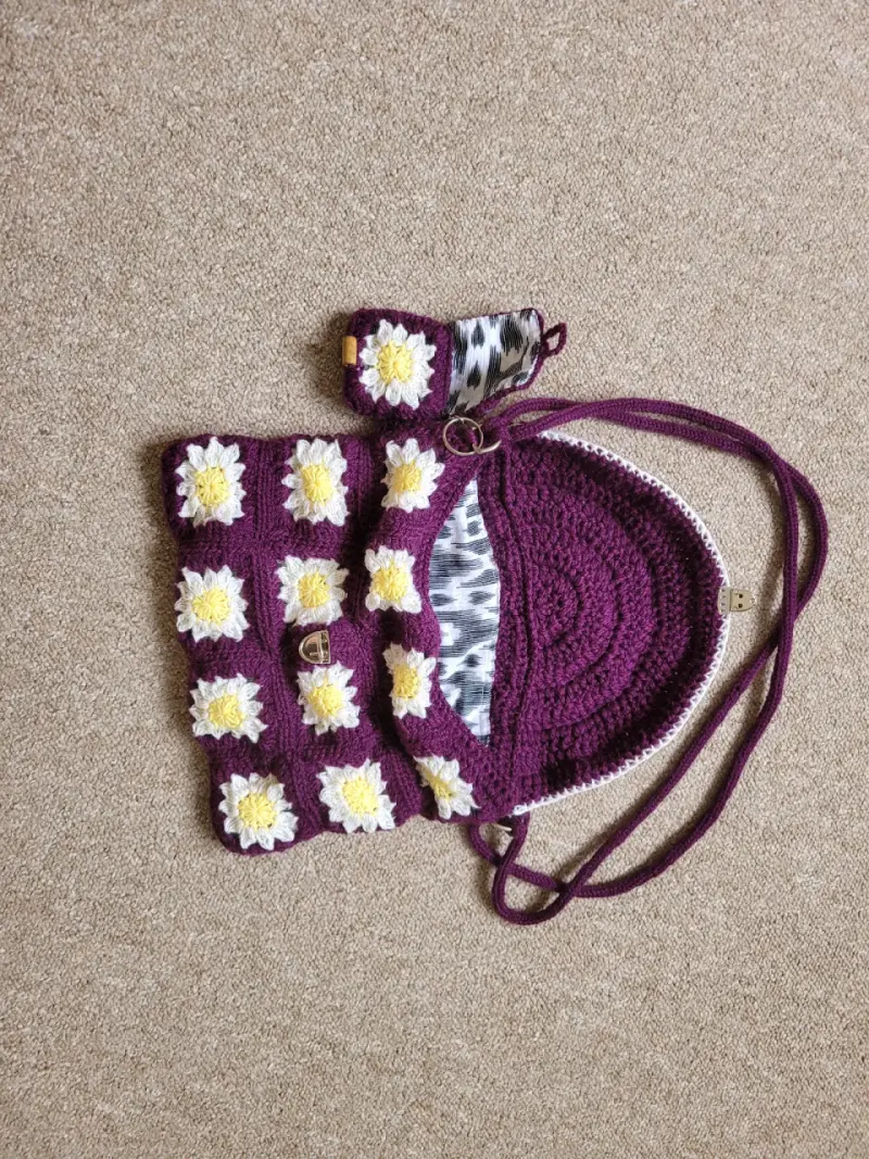 Cartera tejida a crochet con diseño floral - 2