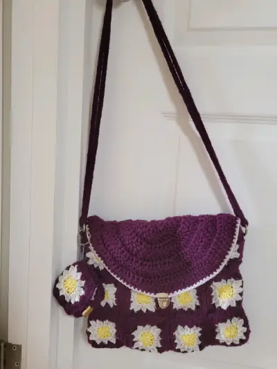 Cartera tejida a crochet con diseño floral - miniatura 3