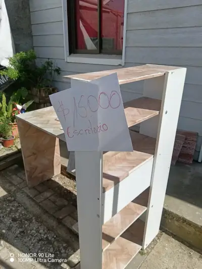 Escritorio de madera con estantes integrados - miniatura 1