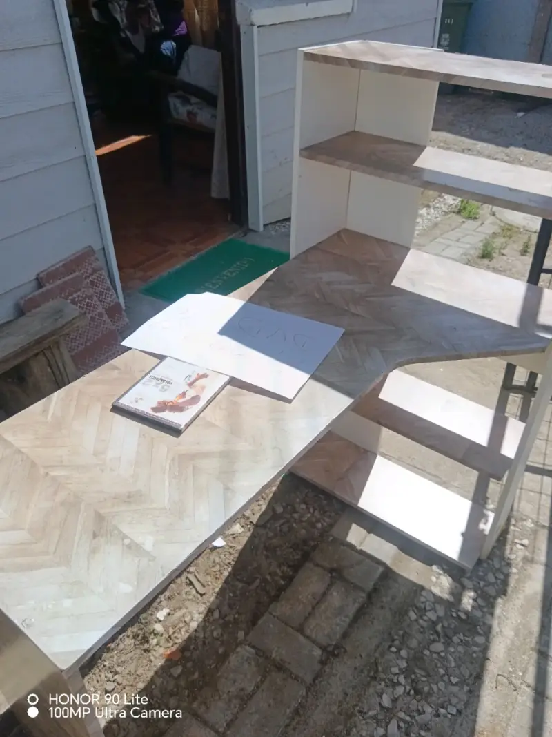 Escritorio de madera con estantes integrados - 2