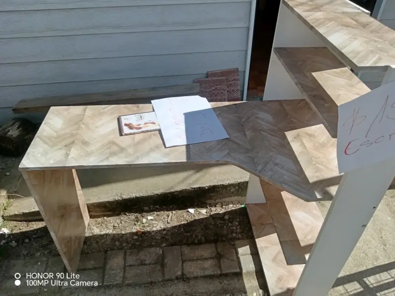 Escritorio de madera con estantes integrados - 3