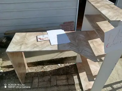 Escritorio de madera con estantes integrados - miniatura 3