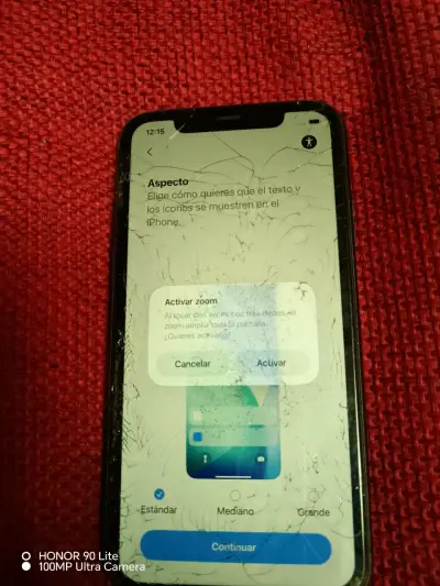 iPhone con pantalla rota para repuestos - miniatura 1
