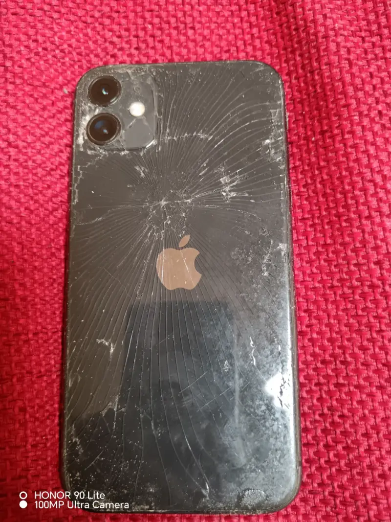 iPhone con pantalla rota para repuestos - 2
