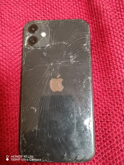 iPhone con pantalla rota para repuestos - miniatura 2