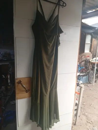 Vestido largo verde oliva elegante - miniatura 1