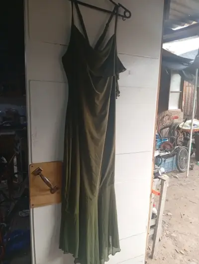 Vestido largo verde oliva elegante - miniatura 2