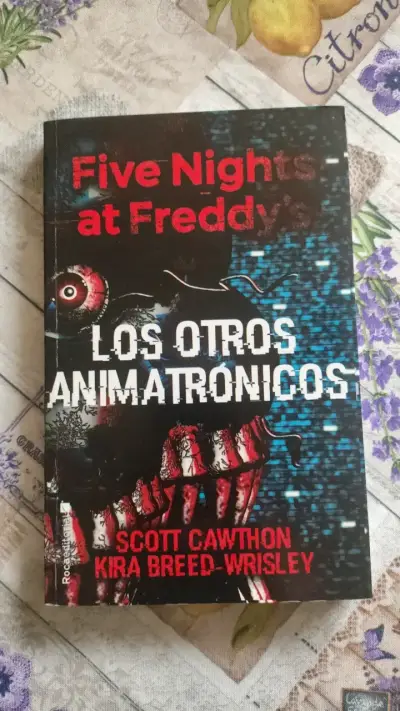 Five Nights at Freddy's: Los Otros Animatrónicos - miniatura 1