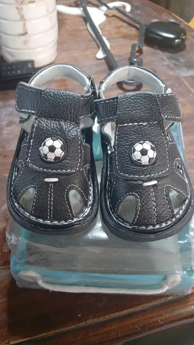 Sandalias de bebé negras con diseño de balón - miniatura 1