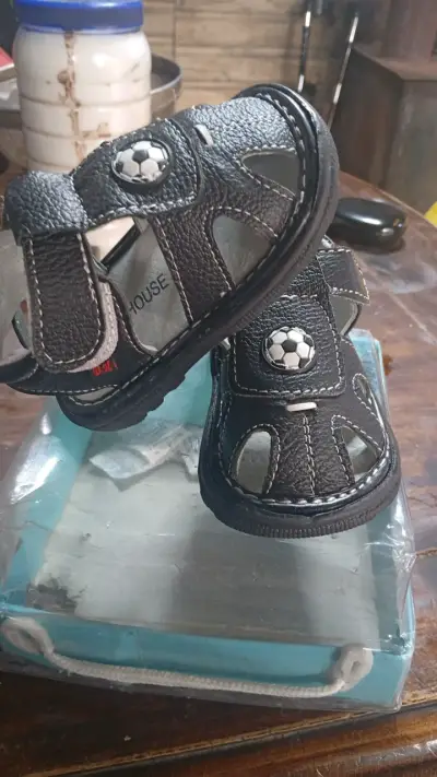 Sandalias de bebé negras con diseño de balón - miniatura 2
