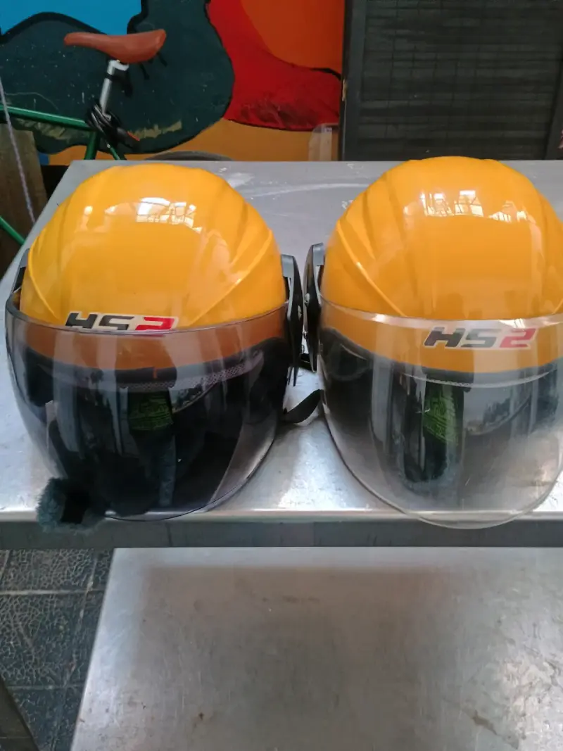 Cascos de motocicleta amarillos con visera HS2 - 2
