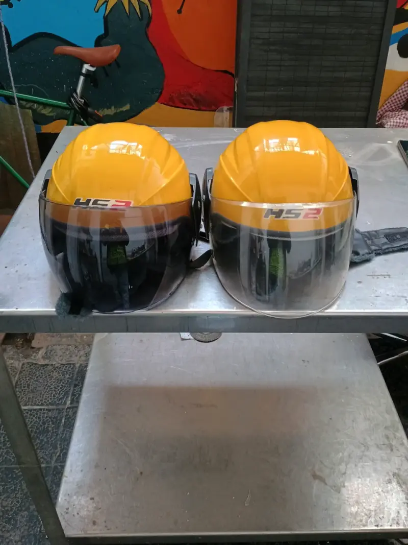 Cascos de motocicleta amarillos con visera HS2 - 3
