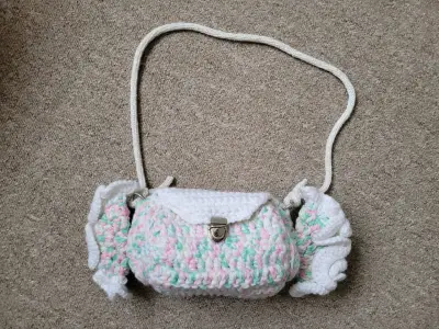 Bolso con forma de dulce a crochet - miniatura 1