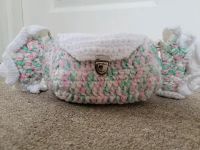 Bolso con forma de dulce a crochet - miniatura 2