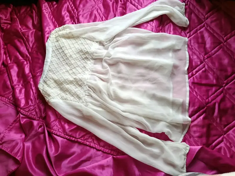 Blusa blanca de gasa con detalles bordados - 2