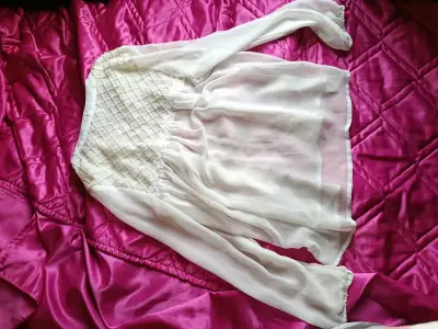 Blusa blanca de gasa con detalles bordados - miniatura 2